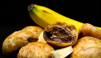 Sweet pastry bites with hazelnut praline and banana